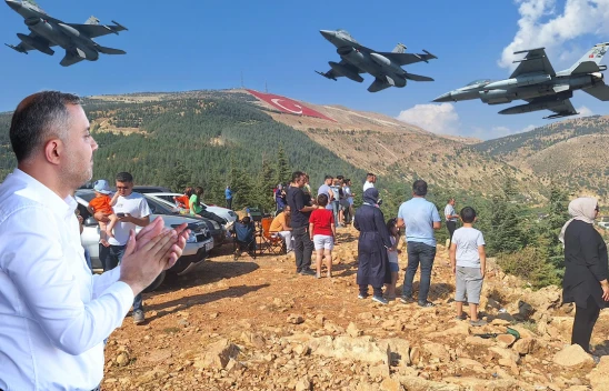 Savaşan şahinler, dünyanın en büyük Türk Bayrağını gösteri uçuşuyla selamladı