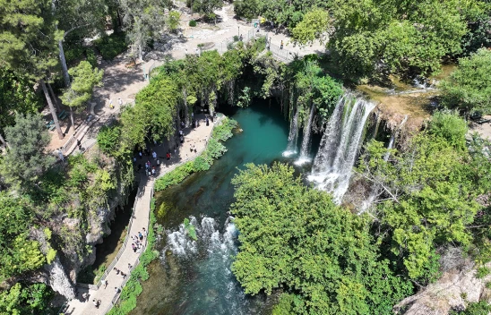 Serinlemek isteyenler şelalelerde yoğunluk oluşturdu
