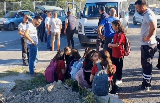 Servis minibüsü ile hafif ticari araç çarpıştı! 9 yaralı