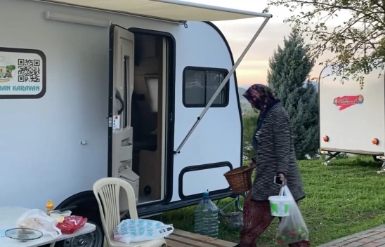 Sındırgı'da sarsıntılar nedeniyle evlerine giremeyenler karavanları tercih ediyor
