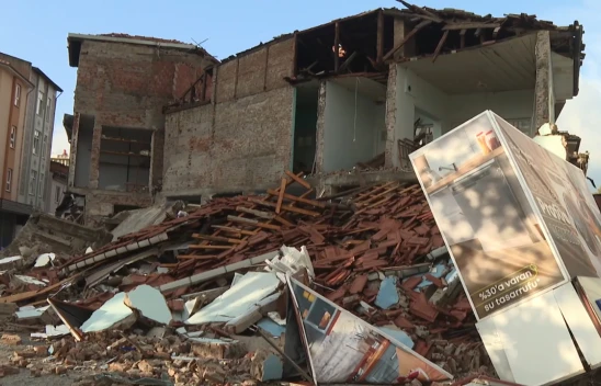 Sındırgı'da yıkılan binaların enkazı kaldırılıyor