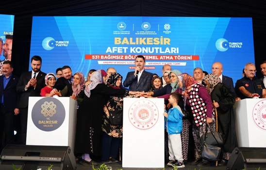 Sındırgılı köylüler kendi evlerinin temelini Bakan ile birlikte attı