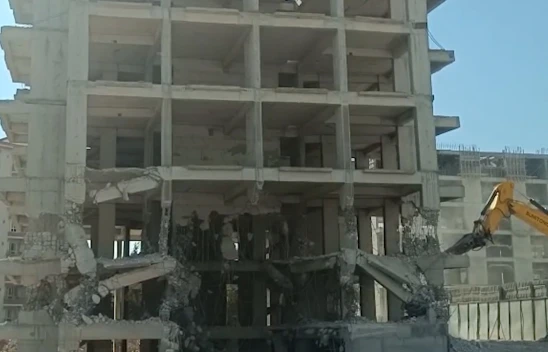 Standarda uymayan 5 katlı apartman müteahhit tarafından yıktırıldı
