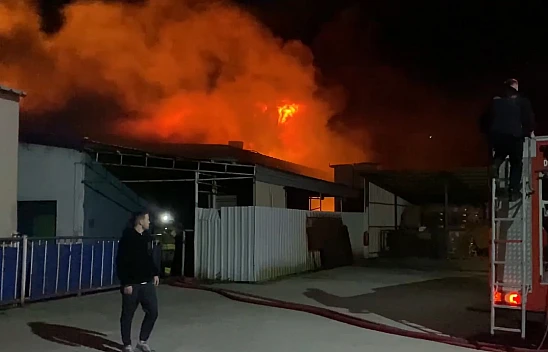 Strafor fabrikasında çıkan yangına müdahale ediliyor