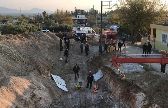 Su kuyusu açmaya çalışan 2 kişi göçük altında kaldı