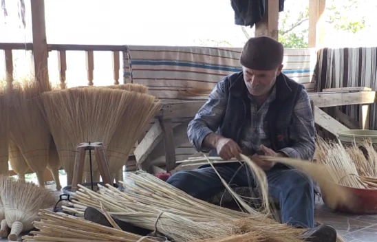 Süpürge üretimi köylünün gelir kapısı olmaya devam ediyor