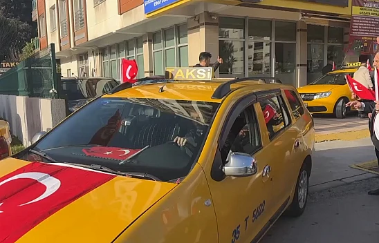 Taksiciler Türk bayraklarıyla konvoy oluşturdu