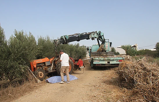 Tamir ettiği traktörün altında kalan kişi öldü
