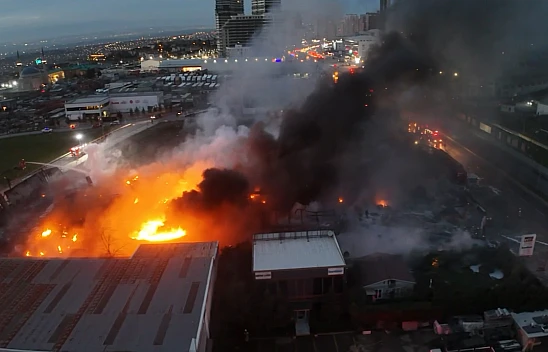 Tarım şirketinin deposunda çıkan yangına itfaiye müdahale ediyor