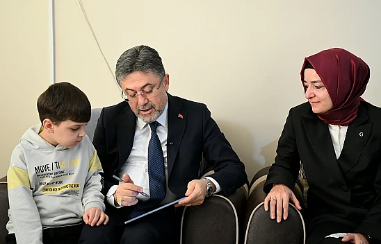 Tarım ve Orman Bakanı Yumaklı, afetzede aileye konuk oldu