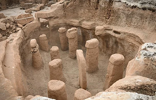 Taş tepelerde şaşırtan keşifler! Ağzı dikili ölüm yüzü heykeli