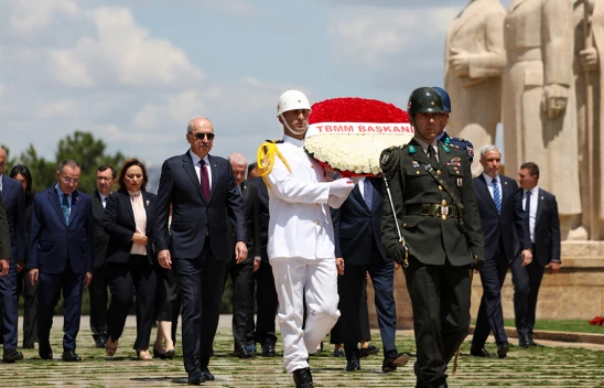 TBMM Başkanı Kurtulmuş ve Başkanlık Divanı üyelerinden Anıtkabir ziyareti