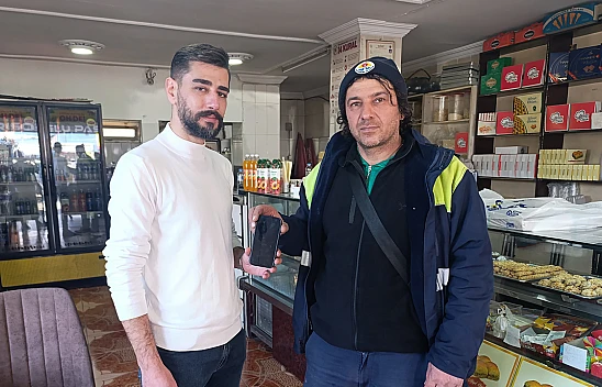 Temizlik işçisi parkta bulduğu cep telefonunu sahibine ulaştırdı