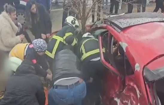 Tır ile otomobilin çarpıştığı kazada 1 kişi öldü, 4 kişi yaralandı