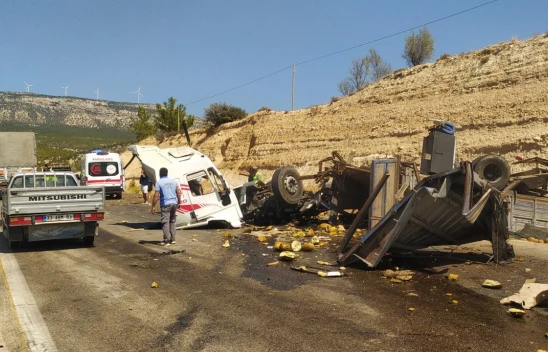 Tır yolcu otobüsüne çarptı! 3 kişi öldü, çok sayıda yaralı var
