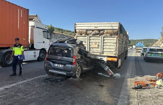 Tıra çarpan hafif ticari araçtaki 1'i çocuk 5 kişi öldü