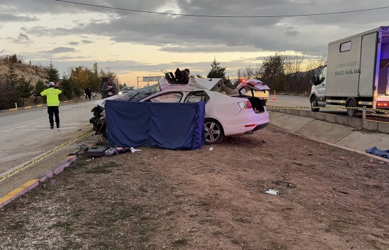 Tırla çarpışan otomobilin sürücüsü feci şekilde can verdi