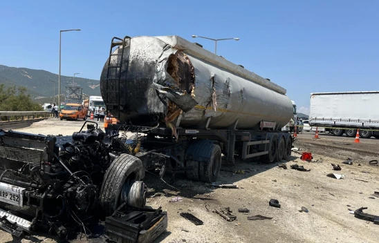 Tırla tanker çarpıştı, 2 kişi öldü