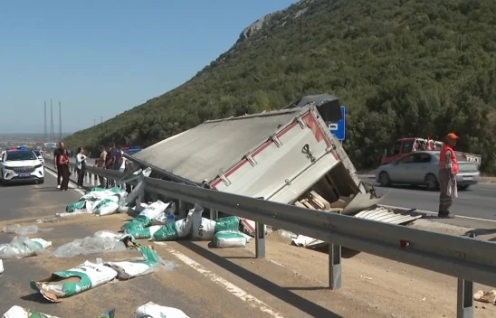 Tohum yüklü tır devrildi! Sürücü hayatını kaybetti