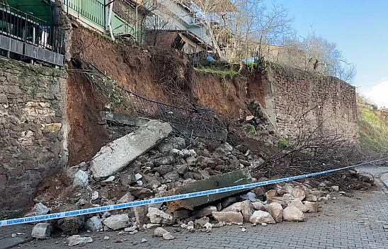 Toprak kayması ve istinat duvarının çökmesi sonucu 3 ev boşaltıldı