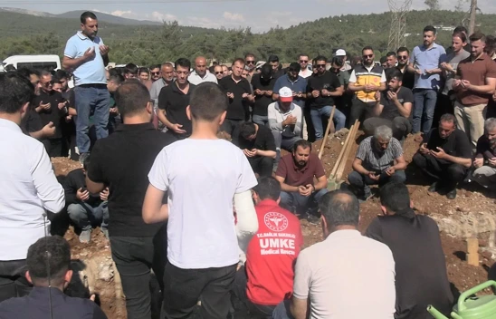 Trafik kazasında ölen anne ve 2 çocuğu defnedildi