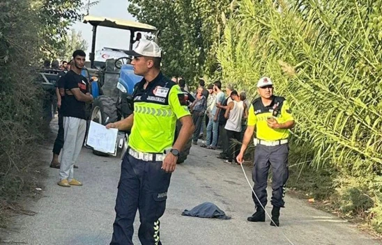 Traktöre çarpan motosikletin sürücüsü feci şekilde can verdi