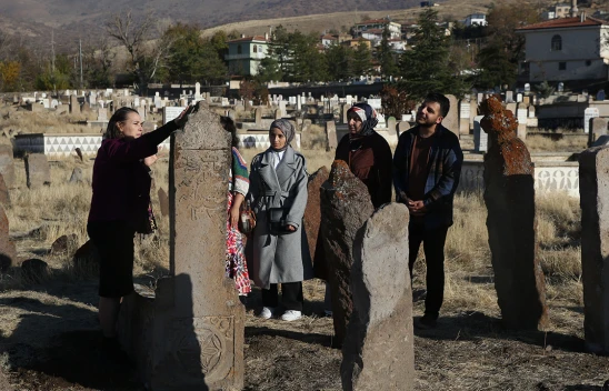 Türk boyları ve Osmanlı dönemi bezemeli mezar taşları belgelendi