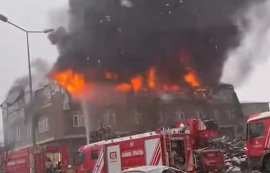 Tuzla'da fabrikada yangın, itfaiye ekipleri olay yerinde