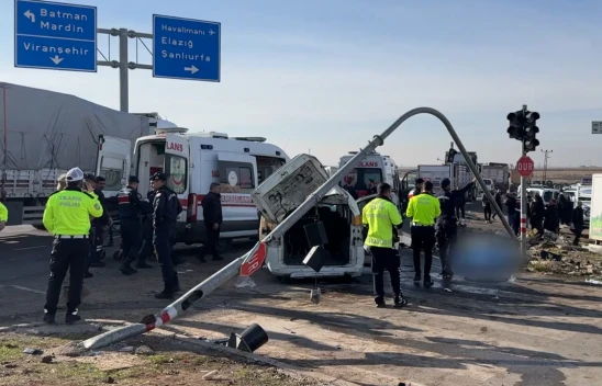 Üç aracın karıştığı trafik kazasında 2 kişi öldü, 3 kişi yaralandı