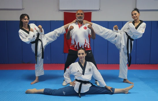 Üç kızını milli sporcu yapan tekvando antrenörü baba gururlu