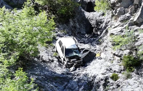 Uçuruma devrilen otomobildeki 1 kişi öldü, 1 kişi yaralandı