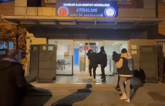 Vicdansız anne 1 aylık bebeğini durağa bıraktı