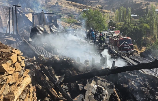 Yangın nedeniyle çöken evdeki 2 kişi hayatını kaybetti