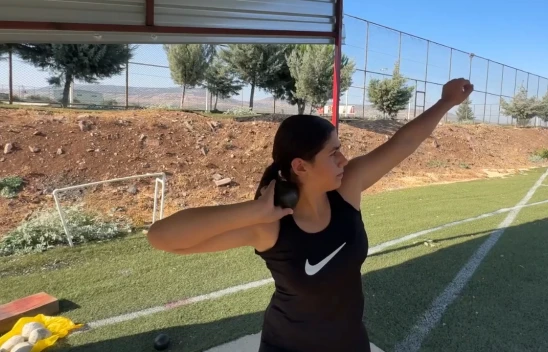 Yapamazsın diyenlere inat gülle atmada Türkiye şampiyonu oldu