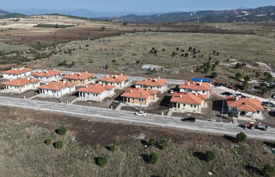 Yapımı tamamlanan 12 köy evi depremzedelere teslim edildi