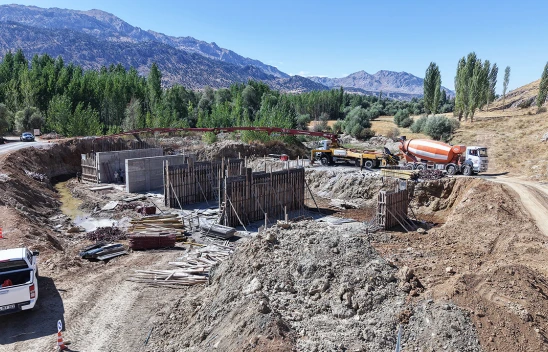 Yarım asırlık köprü yerini modern yapıya bırakıyor