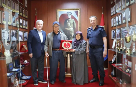 Yaşlı çift, arazilerini jandarmaya bağışladı