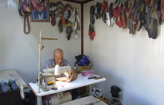 Yemeni ustası babasından öğrendiği mesleğini konteynerde sürdürüyor