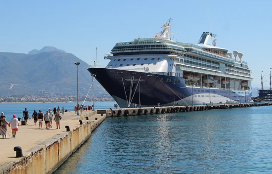 Yolcu gemisi Marella Discovery 2 Alanya Limanı'na demirledi