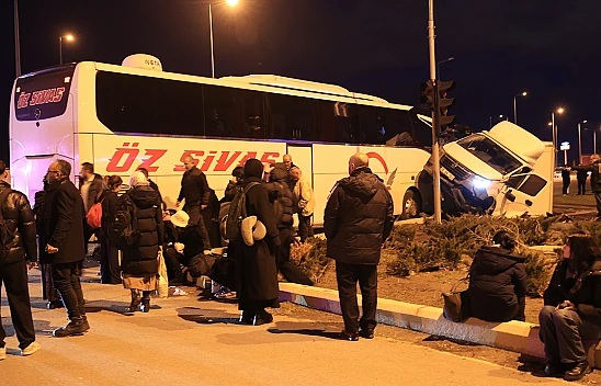 Yolcu otobüsü ile kamyonetin çarpıştığı kazada 5 kişi yaralandı
