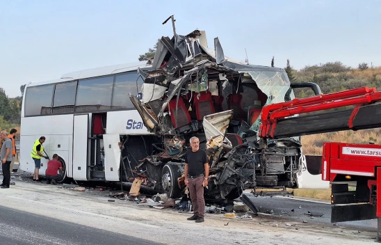 Yolcu otobüsü tıra çarptı! 9 kişi yaralandı