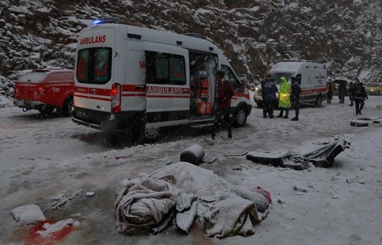 Yolcu otobüsüyle hafif ticari araç çarpıştı: 2 ölü, 5 yaralı