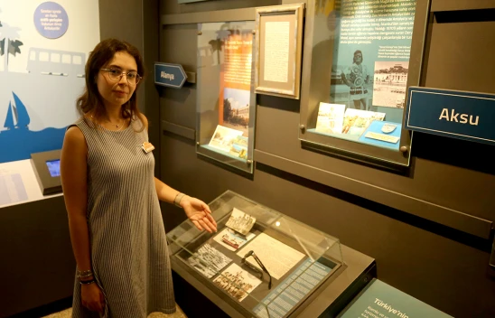 Zeki Müren'in gözlüğü ve el yazısı şarkı sözü büyük ilgi gördü