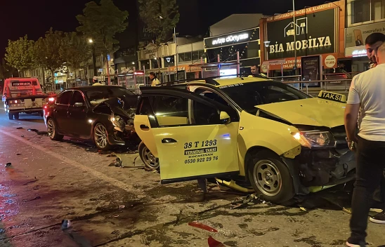 Zincirleme trafik kazasında 4 araç birbirine girdi