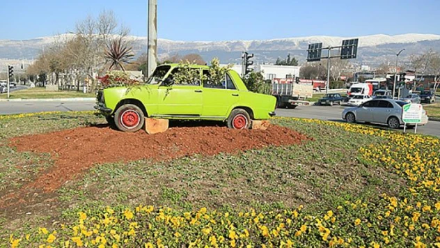Sanayi kavşağına hurda arabadan çiçeklik!