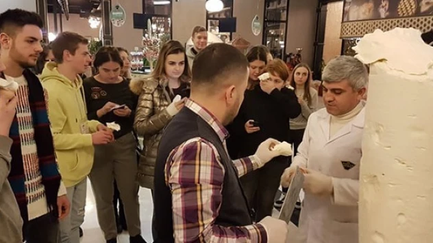 Alpedo, Avrupalı öğrencilere dondurma şovu yaptı!