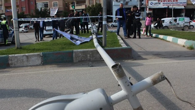 Elektrik direği otomobilin üzerine devrildi: 2 yaralı!