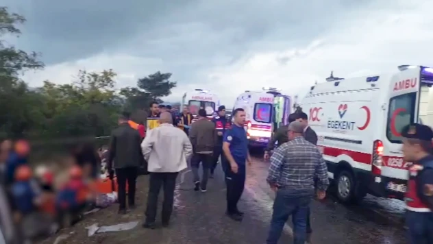 1 kişinin öldüğü trafik kazasında tam 32 kişi yaralandı