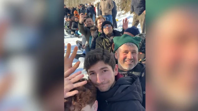 100 kişinin tek sıra halinde kayması renkli görüntüler oluşturdu