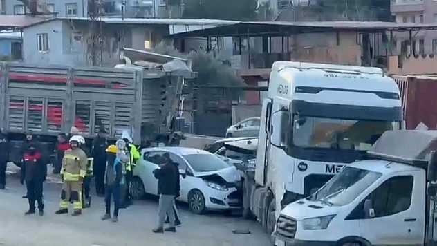 11 araç birbirine girdi, 11 kişi yaralandı